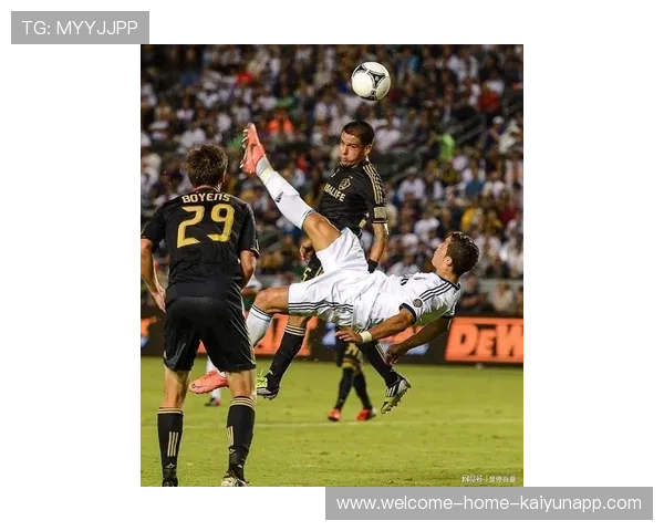 C罗转身摆脱后射门被门将神扑