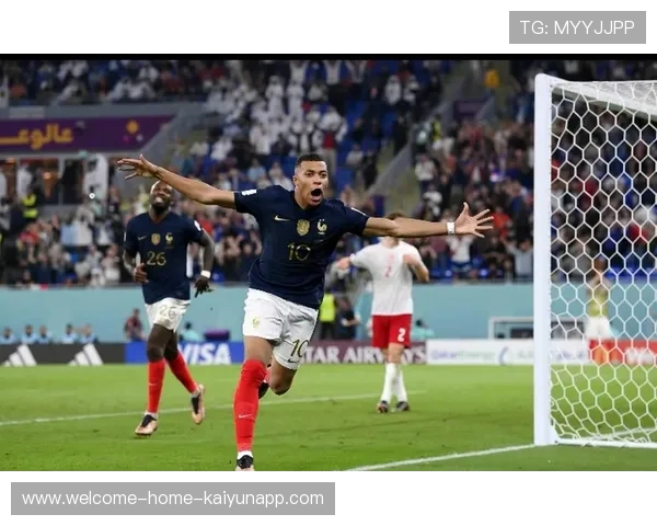 世界杯姆巴佩中场断球推进后一脚推射命中